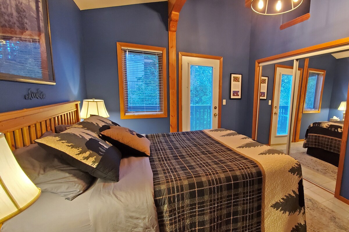 Foxtail tiene una lujosa cama tamaño queen con ropa de cama de alta calidad, techo abovedado, balcón.