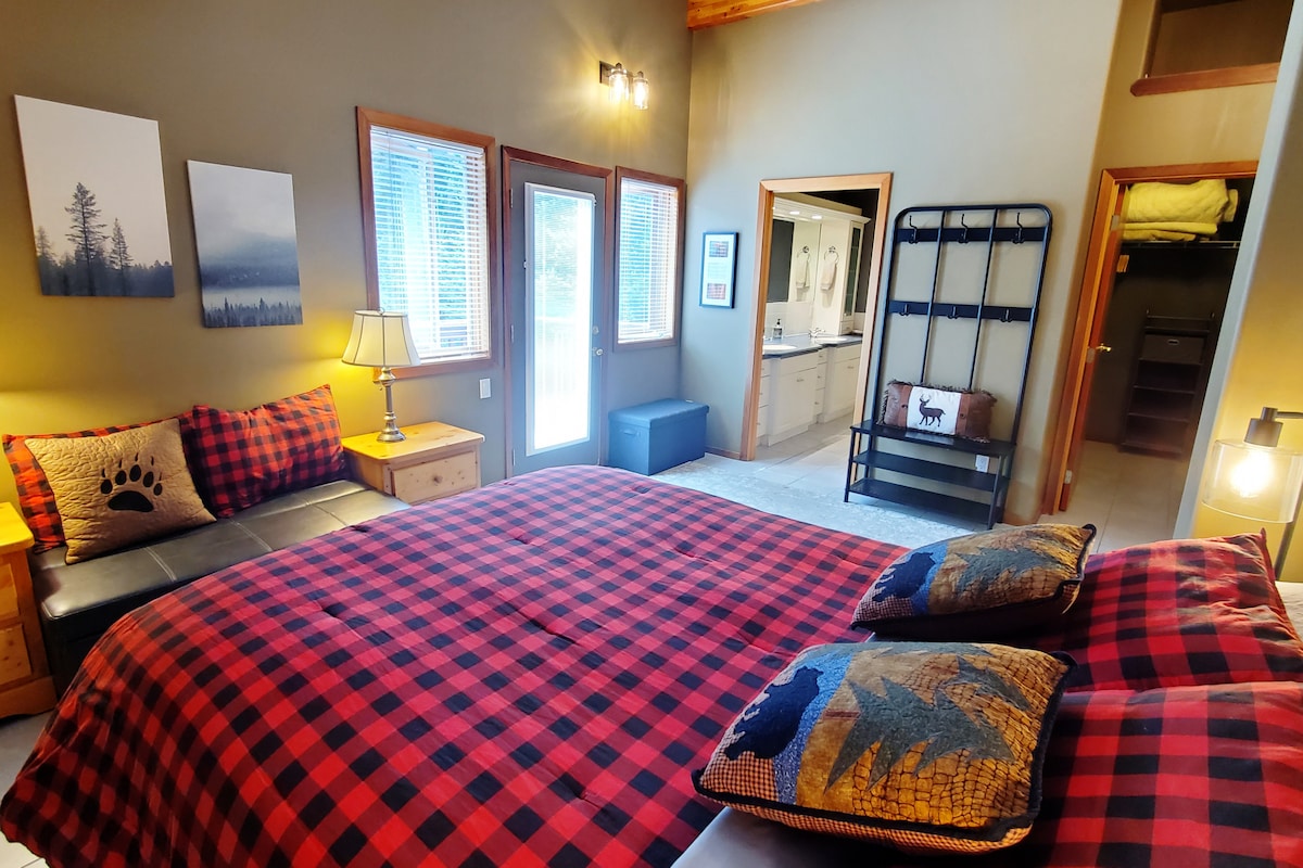 Ponderosa mira hacia la puerta del balcón y la habitación de la bañera de hidromasaje.