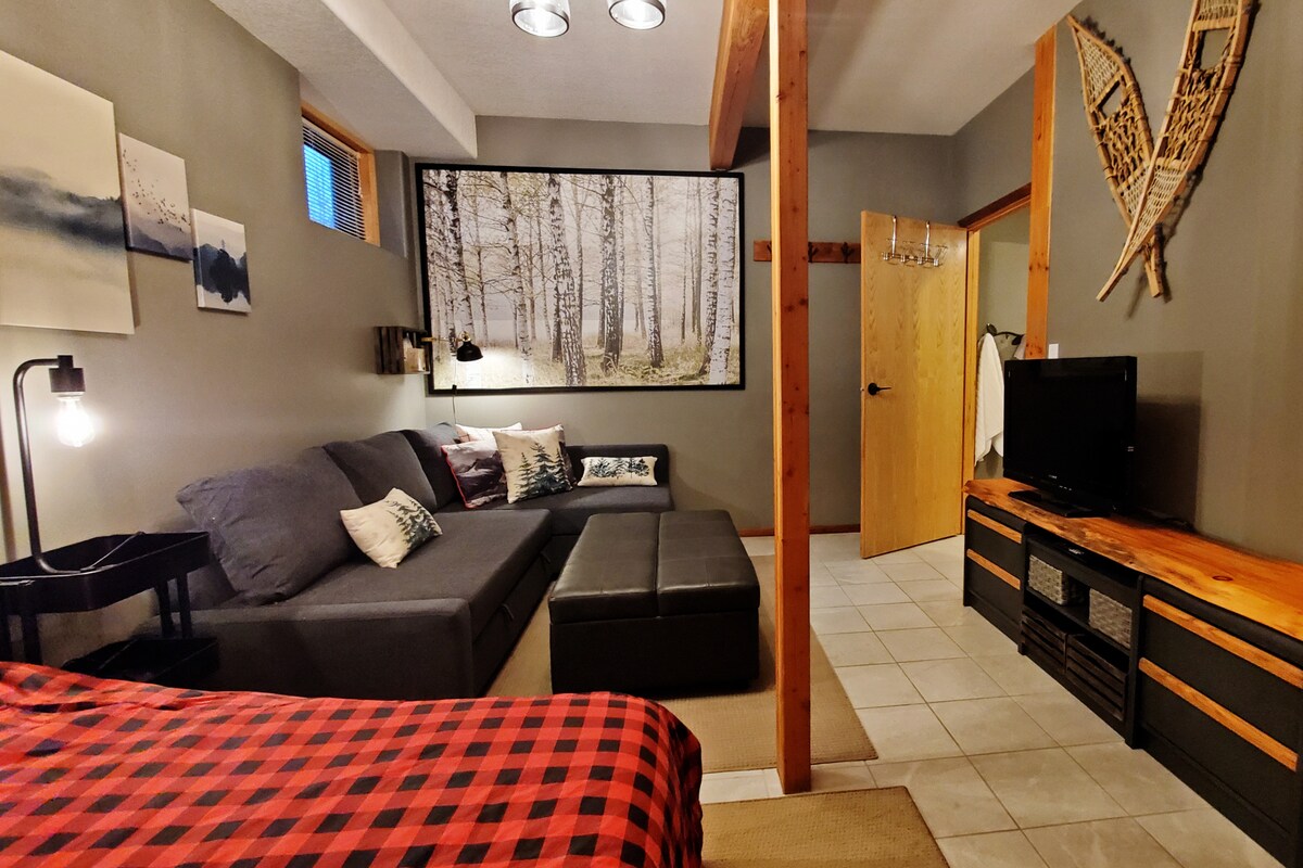 Lodgepole tiene techos de 9'; los estantes y ganchos ofrecen lugares adicionales para almacenar tus artículos.