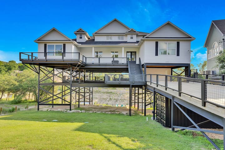 Lake Travis Waterfront – Sleeps 16 – Space for All