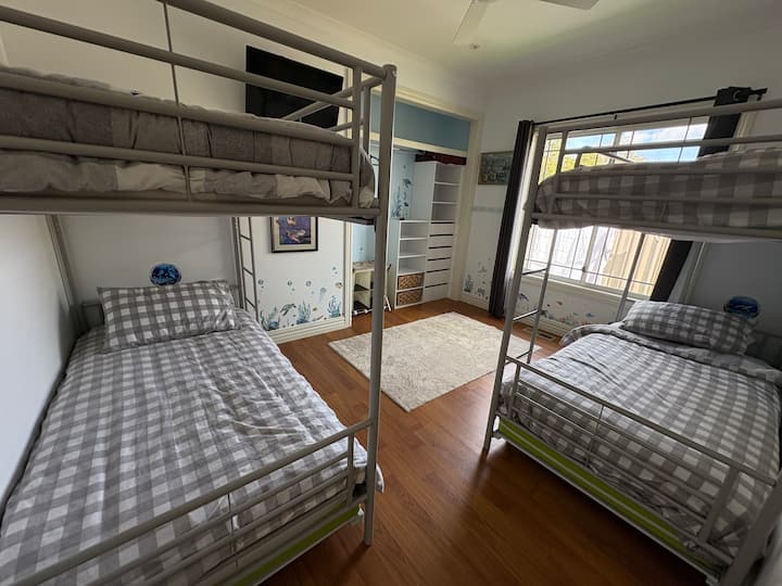 Vitanda viwili vya ghorofa kwa ajili ya watu 4.