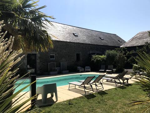 Well-equipped cottage, private garden, swimming pool, and games