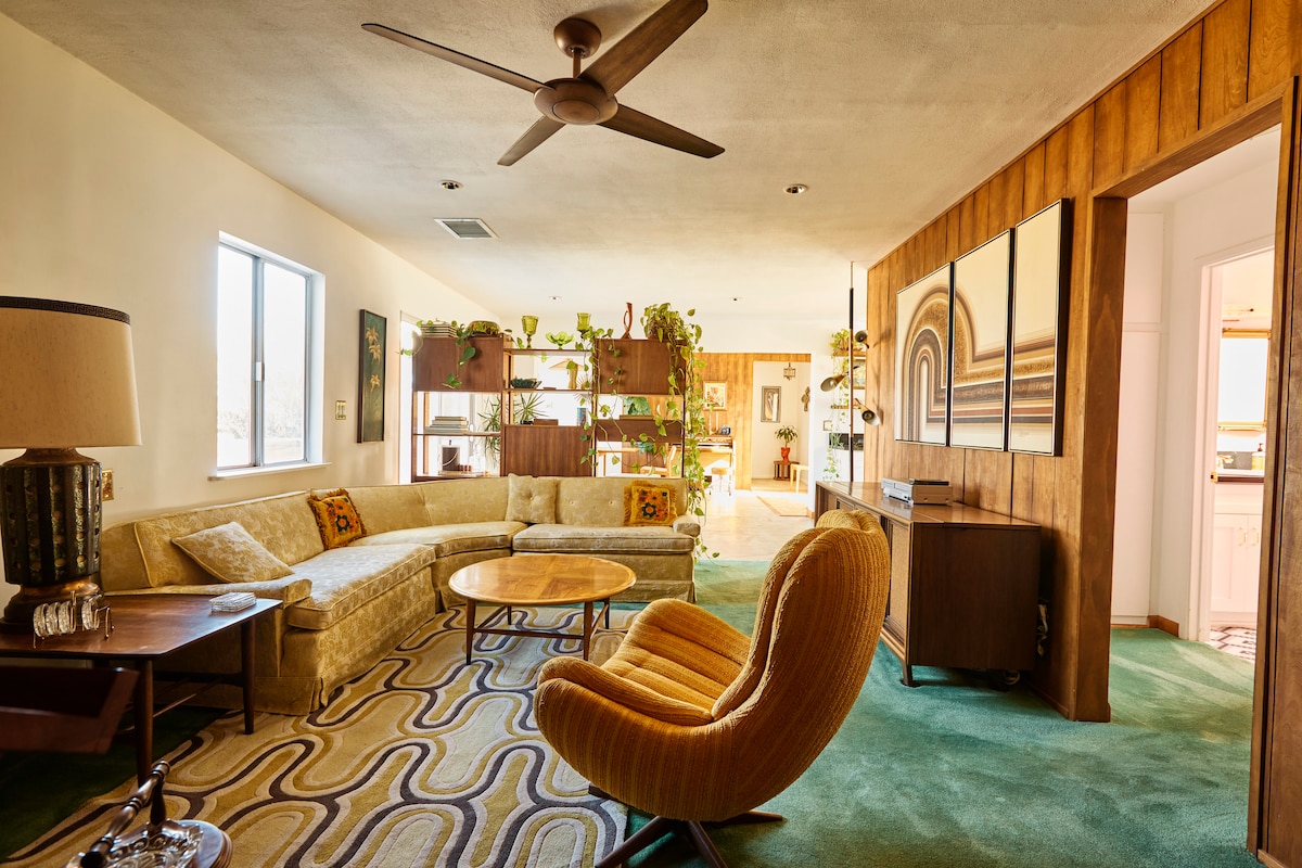Mid Century Retro Home @ The House of Kindness - Houses for Rent