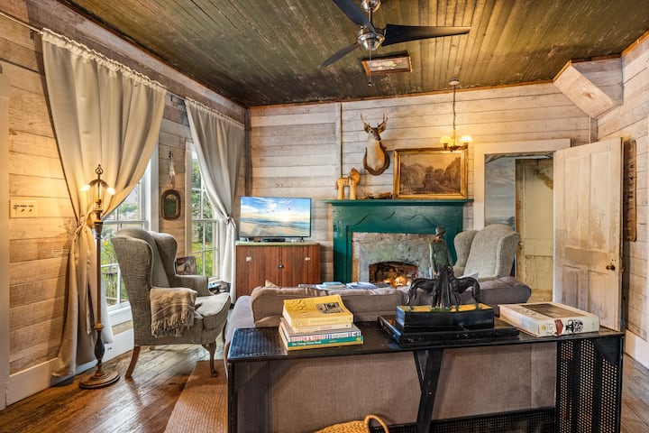 Cottage: Walking Distance to Historic Square/Beach