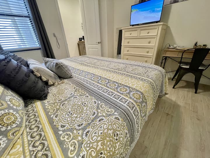 Letto matrimoniale grande, ufficio, scrivania, Smart TV e armadio