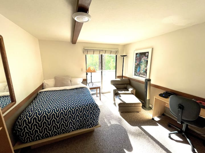 מיטה בגודל מלא בחדר שינה פרטי בקומה התחתונה