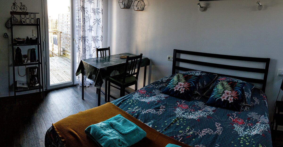 La cama de 160 x 200 cm, la zona de comedor y una esquina de la terraza