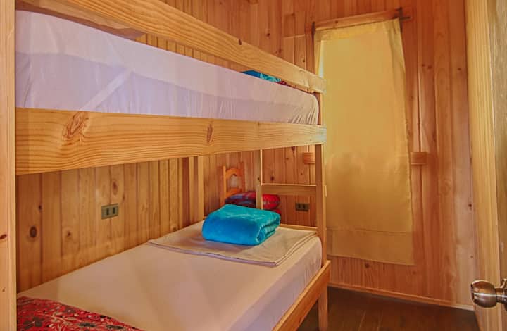 Соба со кревет на два ката. 1 место со кревети – Ocho Aguilas Eco Lodge.