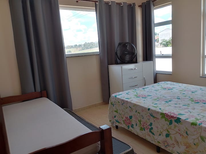 מיטה זוגית, 1 ביקאמה, סירקולטור אוויר נייד ושידה אחת 