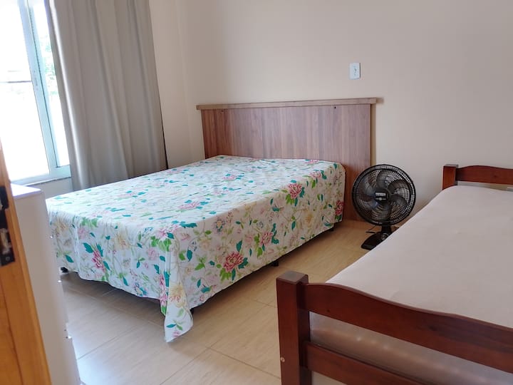 מיטה זוגית, 1 ביקאמה, מאוורר נייד אחד ושידה אחת 