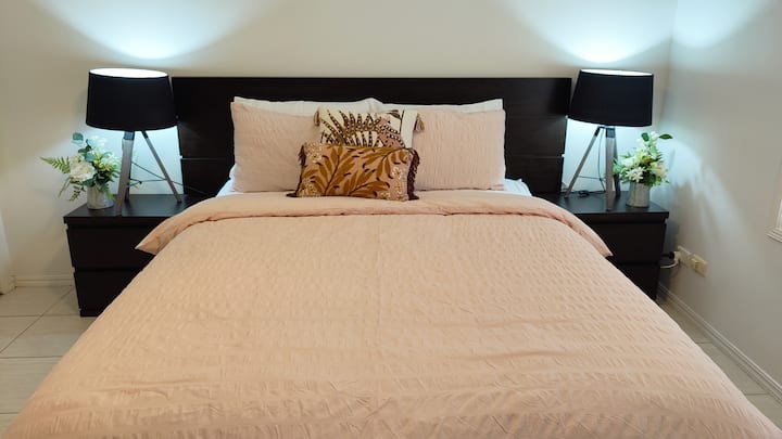 Chumba cha 2 cha kulala kina kitanda aina ya queen na kabati kubwa.  Blinds za Venetian hukuruhusu kuzuia mwanga ikiwa inahitajika.  Pia kuna shabiki wa dari kwa ajili ya starehe yako.