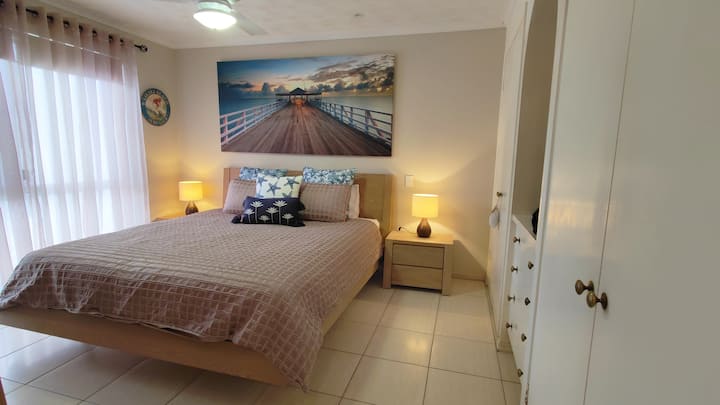 Chumba kikuu cha kulala kina kitanda cha ukubwa wa mfalme.  Madirisha yanaangalia nje juu ya bwawa.  Kuna feni ya dari, nafasi kubwa ya kabati na televisheni.