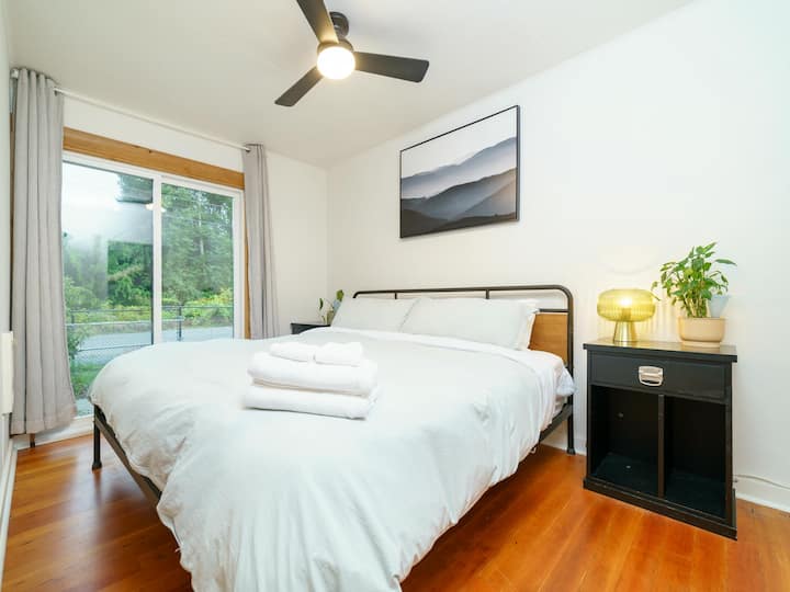 חדר שינה מס' 2 עם מיטת קינג סייז ונוף לגינה. מזרנים חדשים ומצעים איכותיים מבטיחים שנת לילה נינוחה. אנחנו נמצאים בקצה הרחוב השקט ביותר באזור, מעולם לא היה קל יותר לנמנם.