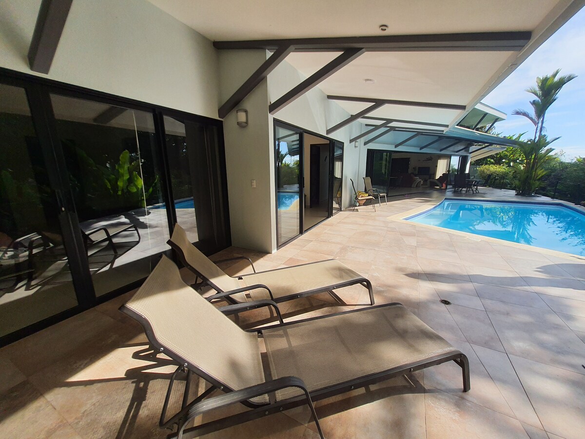 Accès à la chambre n °2 par la terrasse et la piscine