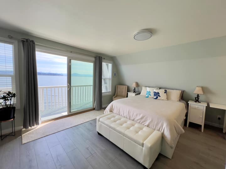 غرفة نوم رئيسية مع شرفة خارجية. إطلالات رائعة على المحيط!