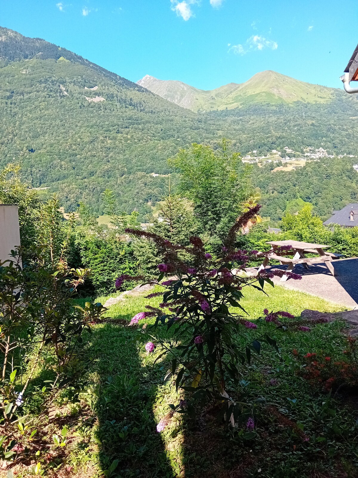 Top Airbnb: Beautiful house with mountain view, south-facing. en Esquièze Sère
