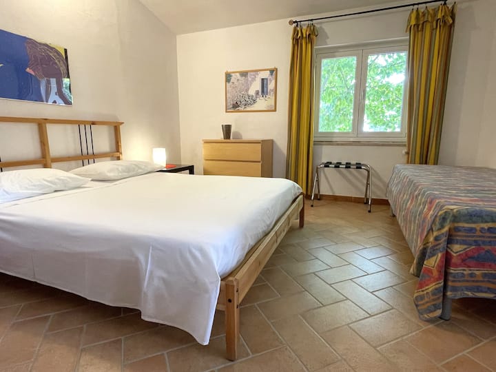 双人卧室，可以在照片右侧的单人床上容纳第三人。