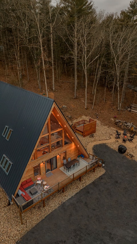 Cozy dog friendly A-Frame with hot tub!