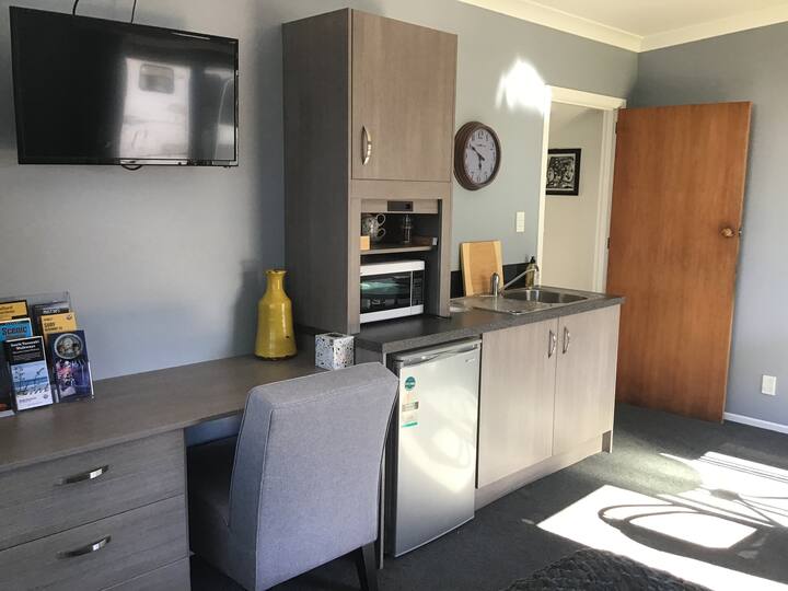 Fiesta Inn. Eltham Home With View Of The Mountain - Eltham