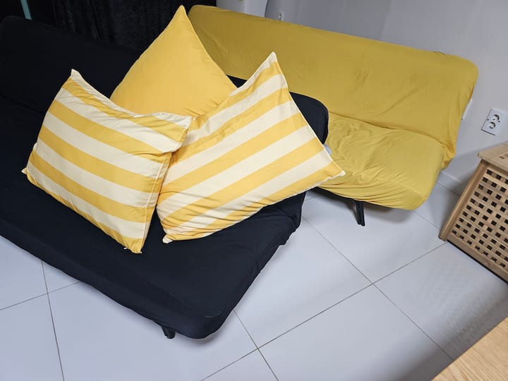 سريران أريكة بغرفة معيشة
إذا ضغطت على مسند الظهر للأمام، فإنه يفتح في سرير واحد.