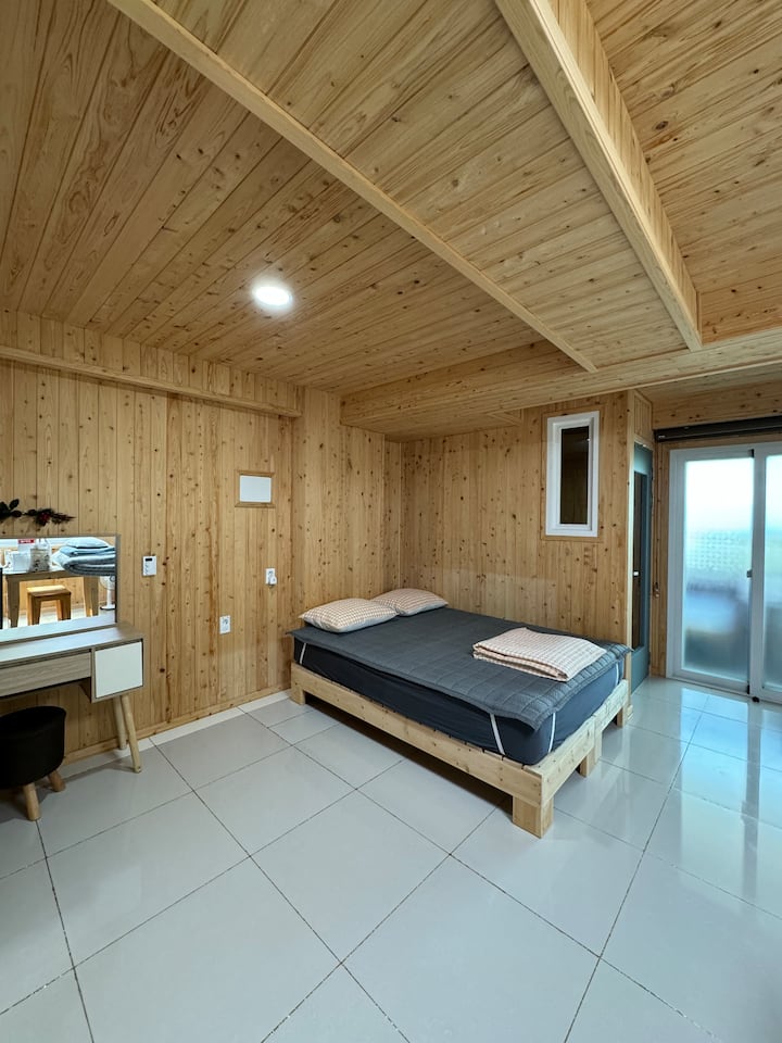 Het heeft een queensize bed.