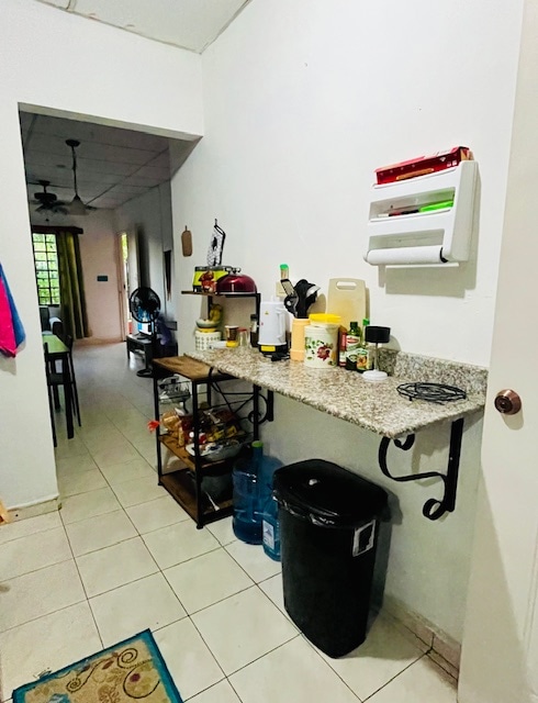 Shared full kitchen image 1 at Habitación #3 Limón in David
