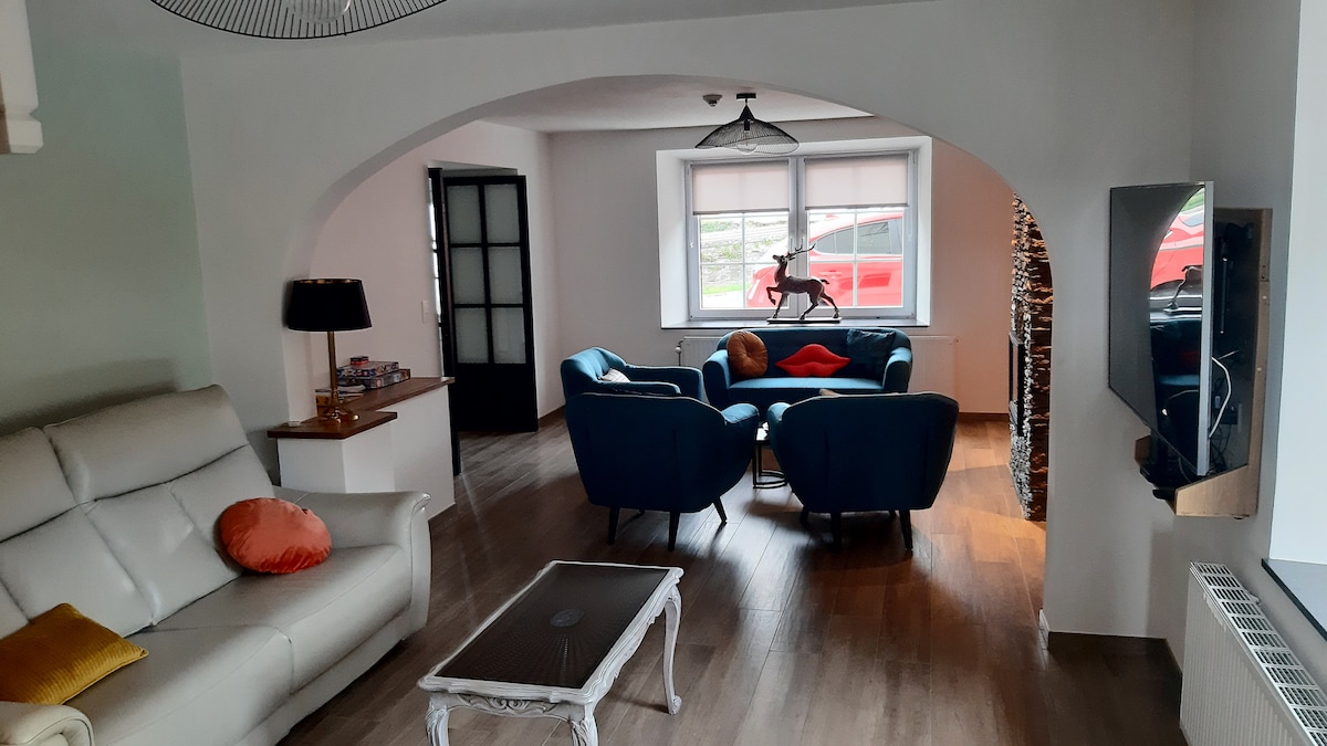 Top Airbnb: "Ardennuia 9 pers, PRM access" gîte in Bouillon
