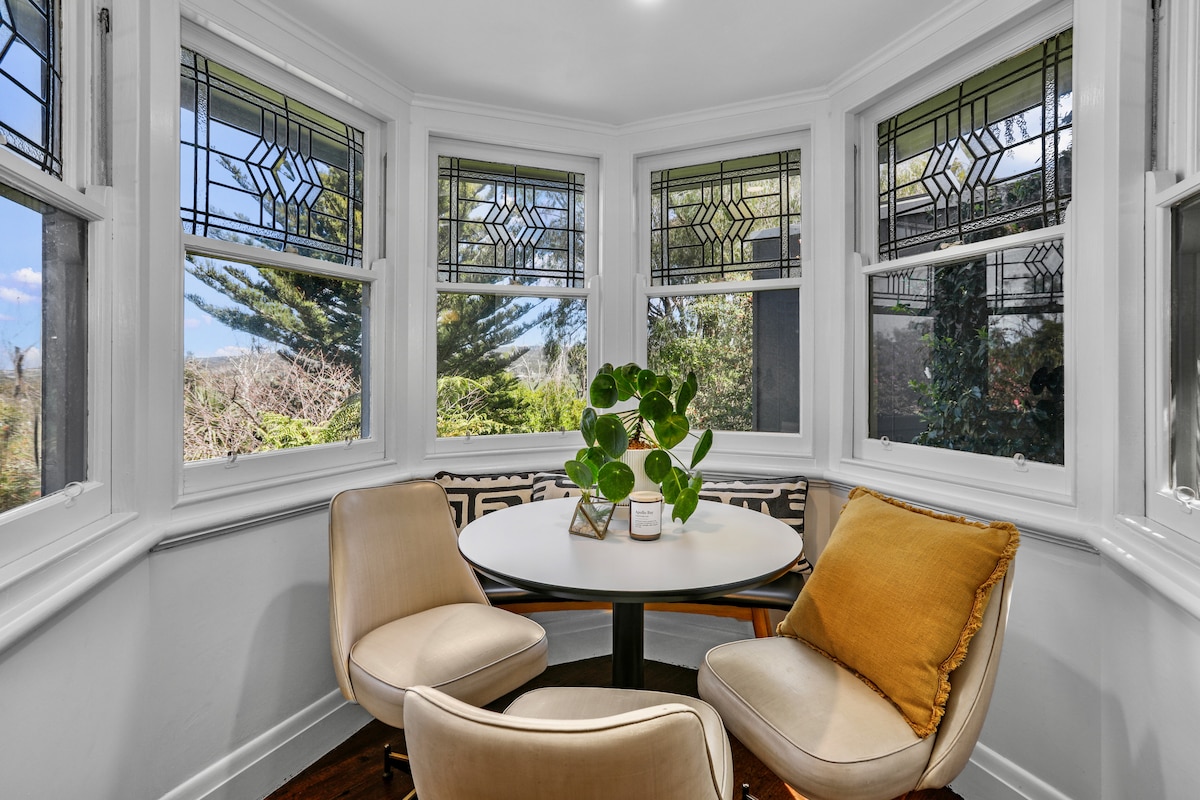 Popular Airbnb listing: SeeApollo - 1920s Bungalow (7 Bedroom) in Shire Of Colac Otway