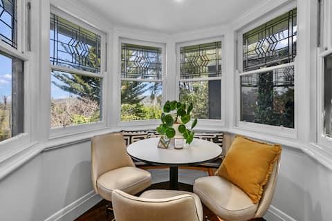Popular Airbnb listing: SeeApollo - 1920s Bungalow (7 Bedroom) in Apollo Bay