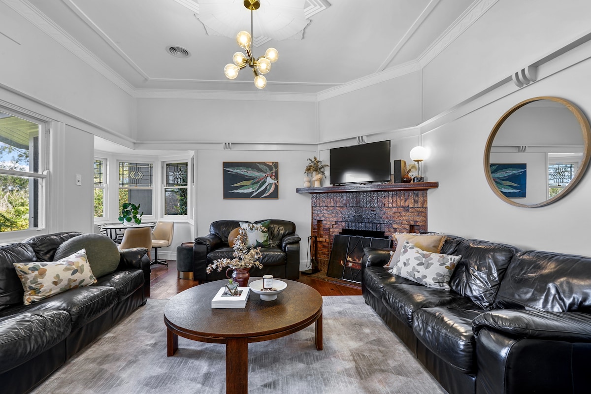 Popular Airbnb listing: SeeApollo - 1920s Bungalow (7 Bedroom) in Apollo Bay