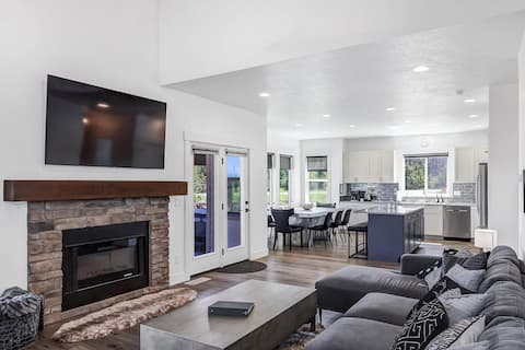 Luxury Home Mins from Skiing at Tamarack w Hot Tub