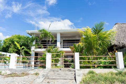 Amahula - Beachfront villa, private pool and surf