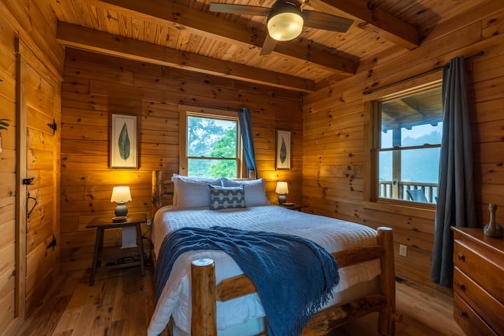 Spavaća soba na prvom katu s bračnim krevetom pruža praktičan prostor za odmor i osvježenje 

Za zabavu je dostupan Smart TV, a za lak pristup velika kupaonica u sobi.