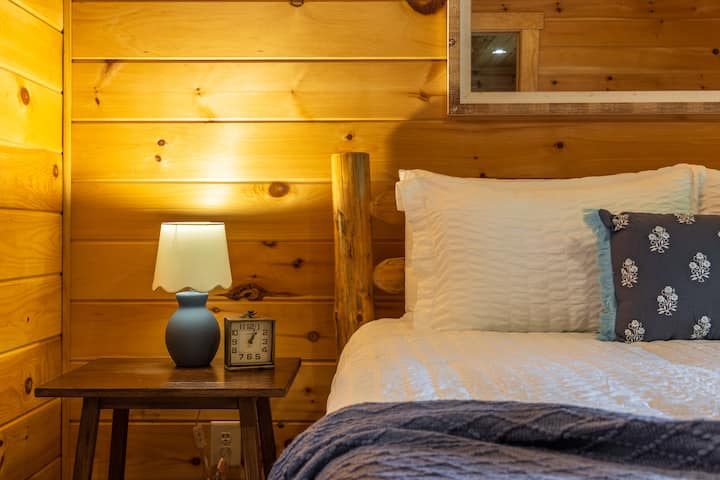 Spavaća soba u prizemlju slična je spavaćoj sobi na glavnom katu jer ima bračni krevet i veliku kupaonicu.