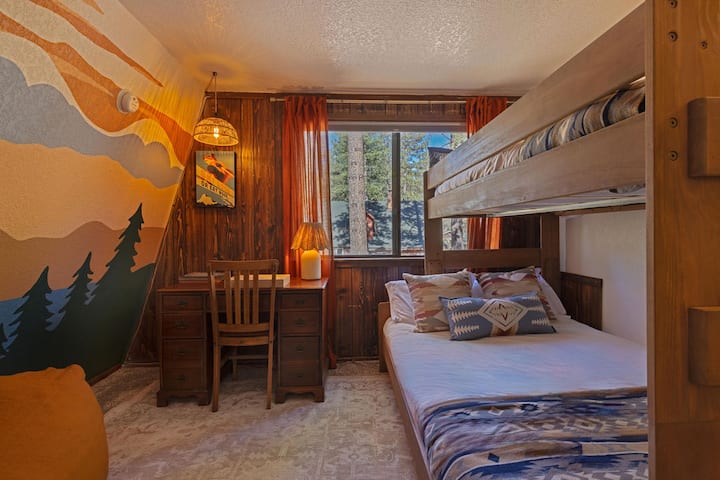 เตียงสองชั้นพร้อมเตียงควีนไซส์ด้านล่างและเตียงเดี่ยวด้านบน!