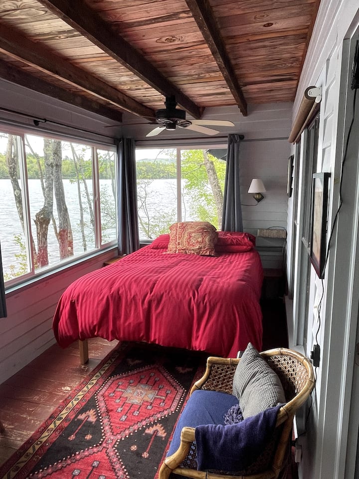 Kitanda cha ukubwa wa malkia kilichowekwa kwenye ukumbi kilicho na glasi kina mandhari nzuri ya maji, mwangaza wa mwezi wenye nyota, na mawio mazuri ya jua. Vivuli vya giza vya chumba na joto hutoa sehemu ya kulala yenye starehe. 