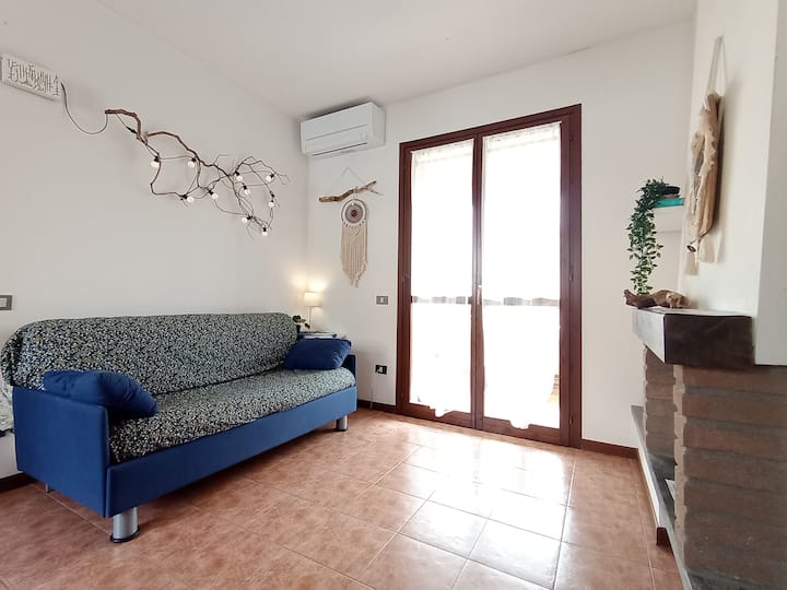 Удобен разтегателен диван с ламели, много лесен за отваряне и затваряне. Леко се повдига и дърпа към себе си.