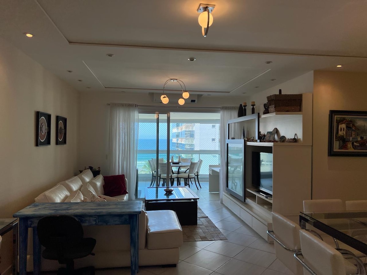 Hermosa sala de estar en "L" con vistas al mar. 