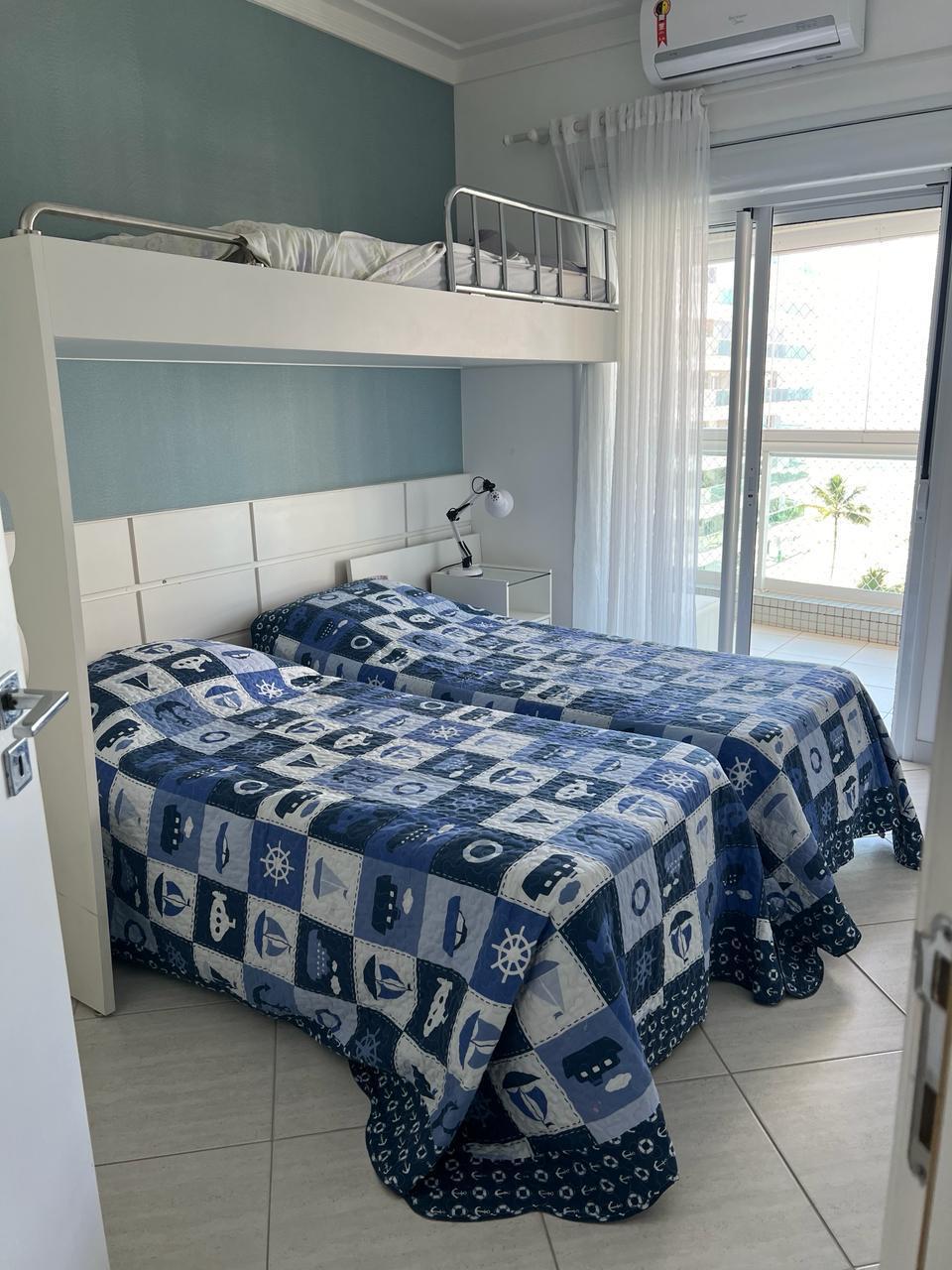 Habitación con una cama superior individual y dos muebles individuales ( pudiendo girar una cama doble)