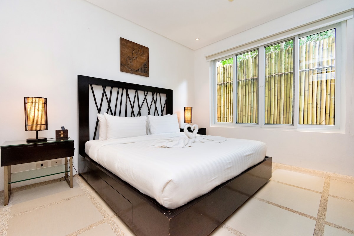 Spavaća soba opremljena udobnim krevetom.