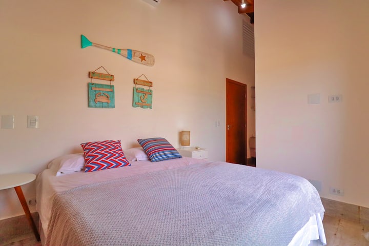 საცხოვრებლის 1‑ლი კვარტალი, რომელშიც არის საკუთარი სააბაზანო, 152‑203 სმ ზომის საწოლი, კონდიციონერი, დაბნელების ფარდა და ტანსაცმლის შესანახი ადგილი.