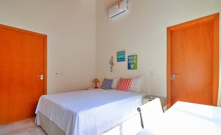 სამი საძინებელი, რომელთაგან თითოეულს აქვს საკუთარი სააბაზანო. თითოეულშია 183×203 სმ ზომის საწოლი, სამუშაო სივრცე, კონდიციონერი, შემუქებელი ფარდები და ტანსაცმლის შესანახი ადგილი.