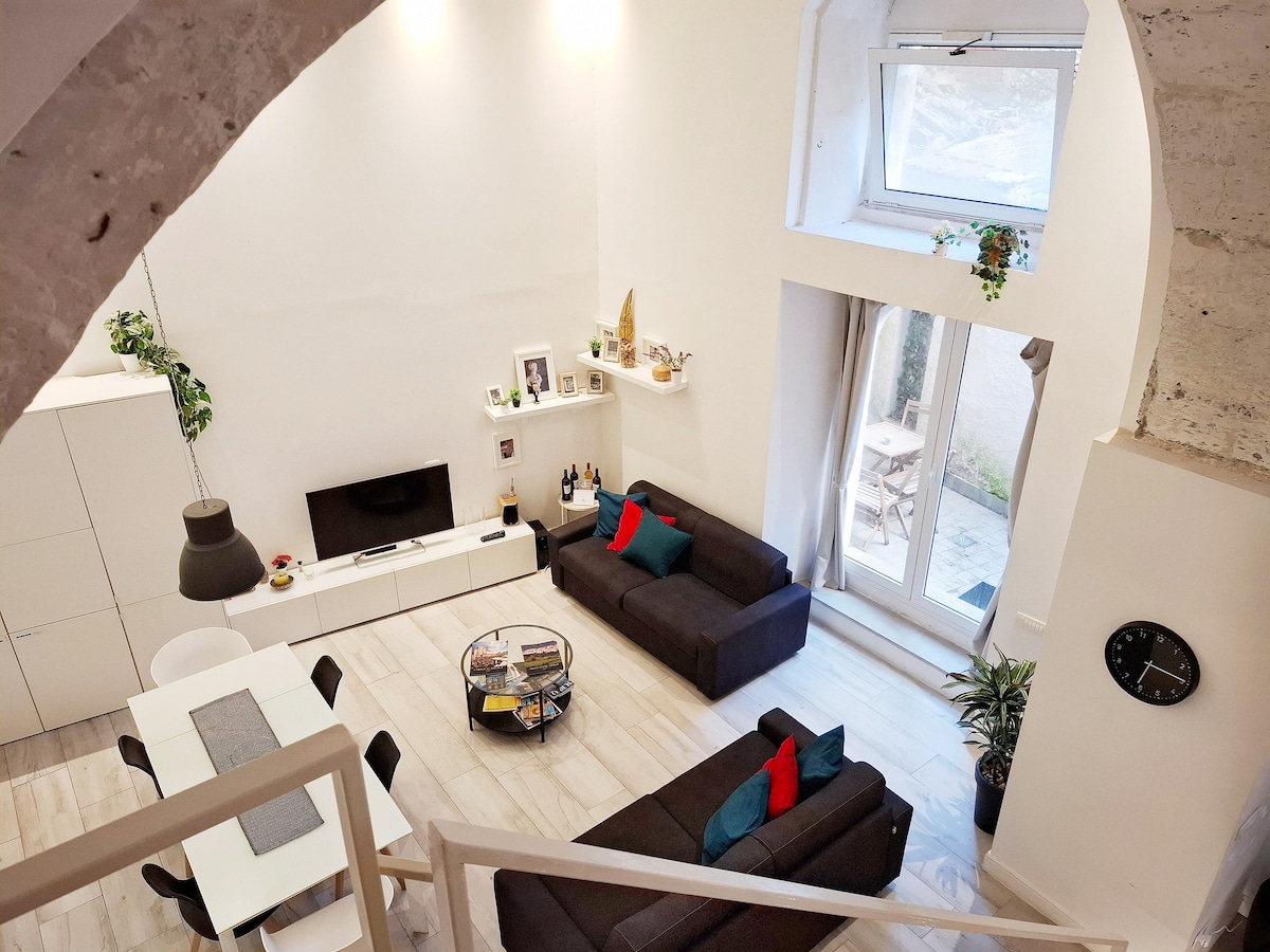 3号公寓位于一楼。 客厅通往私人庭院。