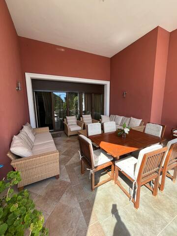 Silivri Gazitepe’de 3 katlı, havuzlu lüks villa gallery image 4