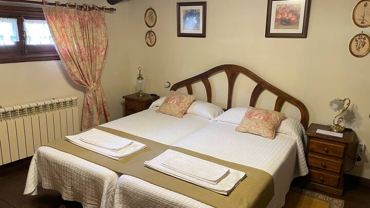 Bedroom "El Olivo":
On the top floor, it is a cozy room with a wooden ceiling, two single beds and an attached bathroom.