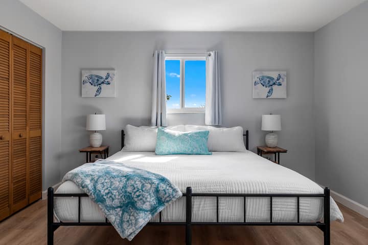 Al otro lado del pasillo, el segundo dormitorio king invita a su ambiente sereno. Una suntuosa cama tamaño king ocupa un lugar central, adornada con lujosas almohadas y sábanas suaves que prometen un sueño reparador por la noche. 