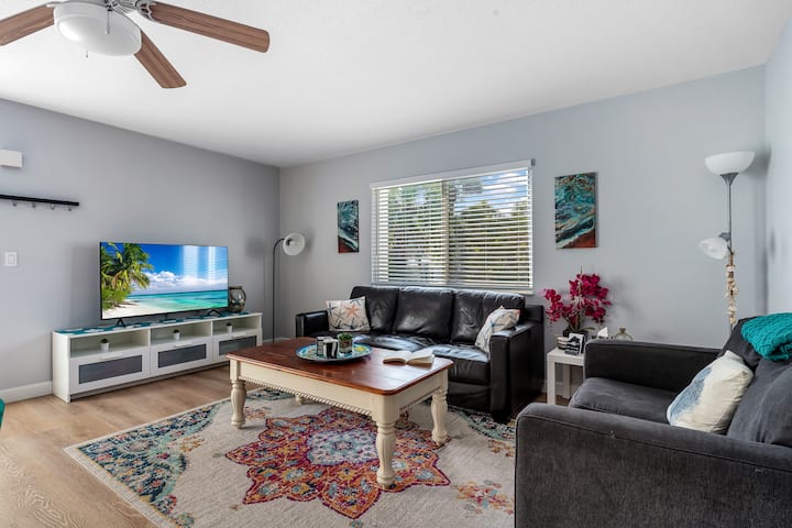 La sala de estar está equipada con todos los servicios de entretenimiento y ocio. Un gran televisor de pantalla plana es perfecto para noches de cine o para ver el gran partido. 