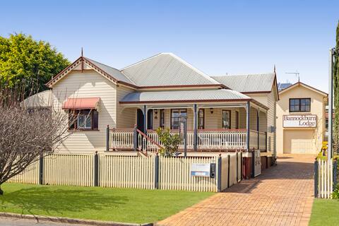 Two Homes, Sleeps 14 | Walk to CBD & Queens Park