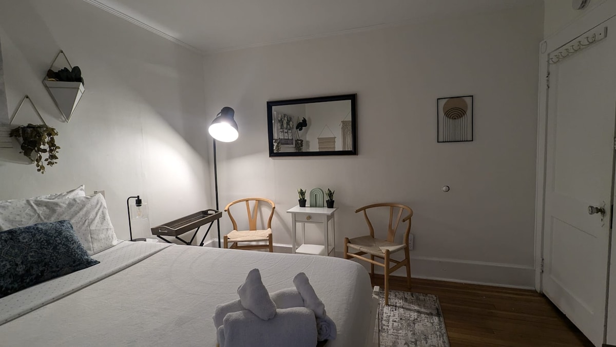 Enjoy a comfortable bed, a large mirror, cozy chairs and natural touches that create a serene and harmonious atmosphere. Whether it's a short getaway or a longer stay, here you'll find the perfect balance between comfort and style. 