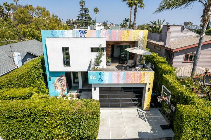 A luxurious Oasis in West Hollywood. gallery image 2